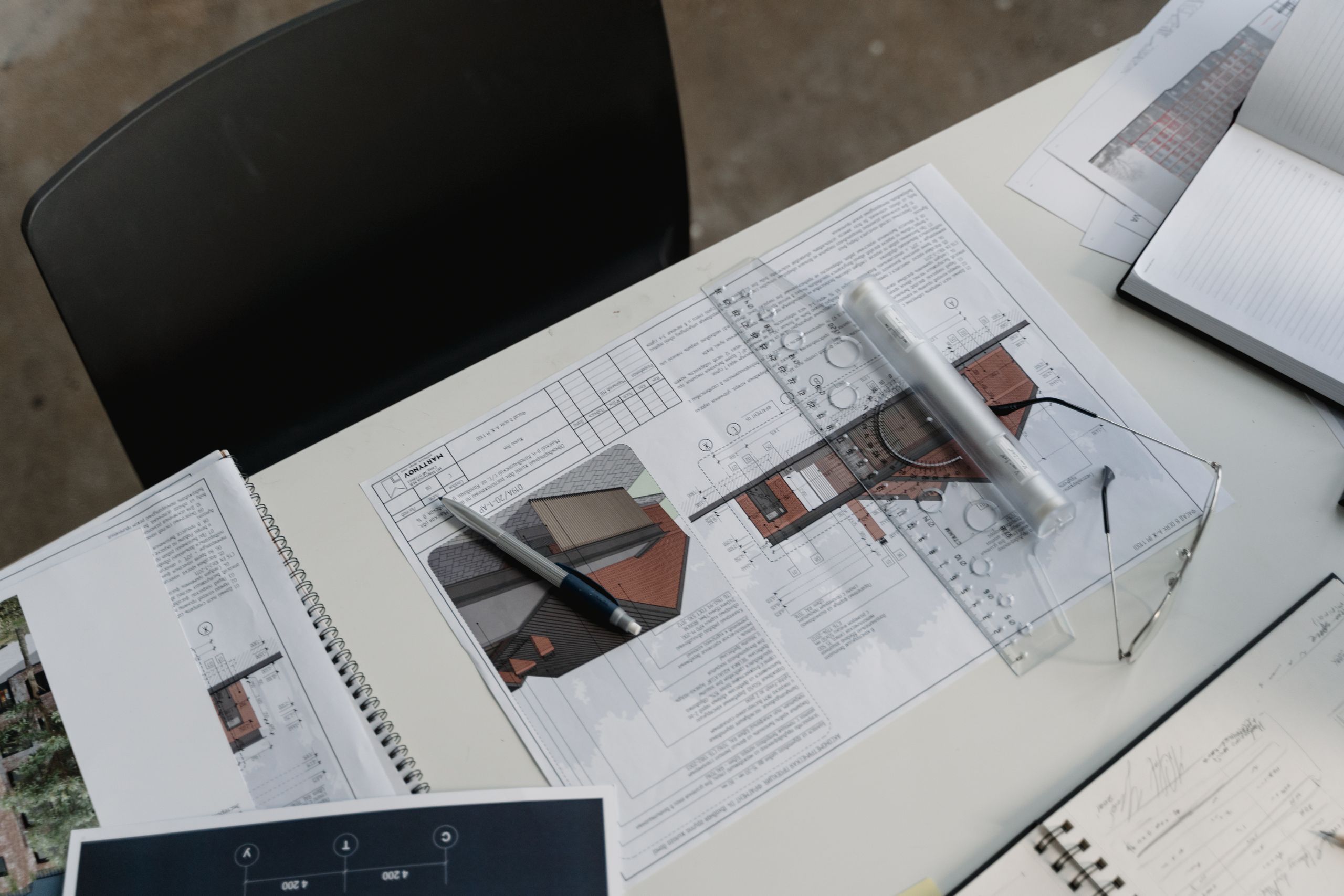 Een werktafel met technische tekeningen en tekeninstrumenten