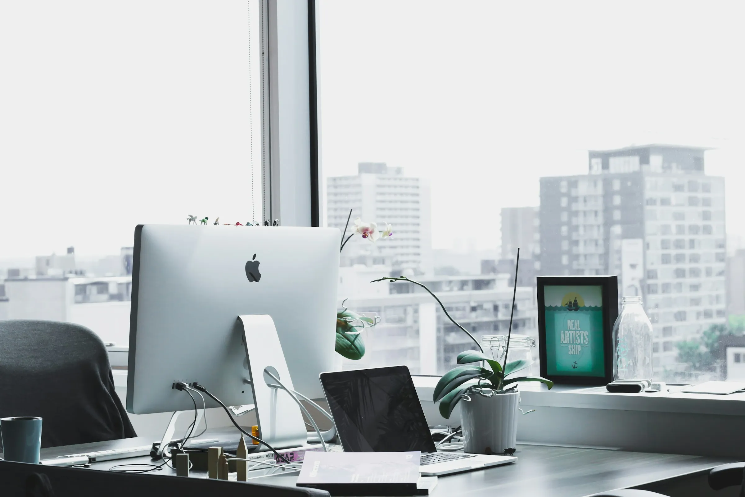 Een lichte kantoorruimte met werkplekken voor het developmentteam