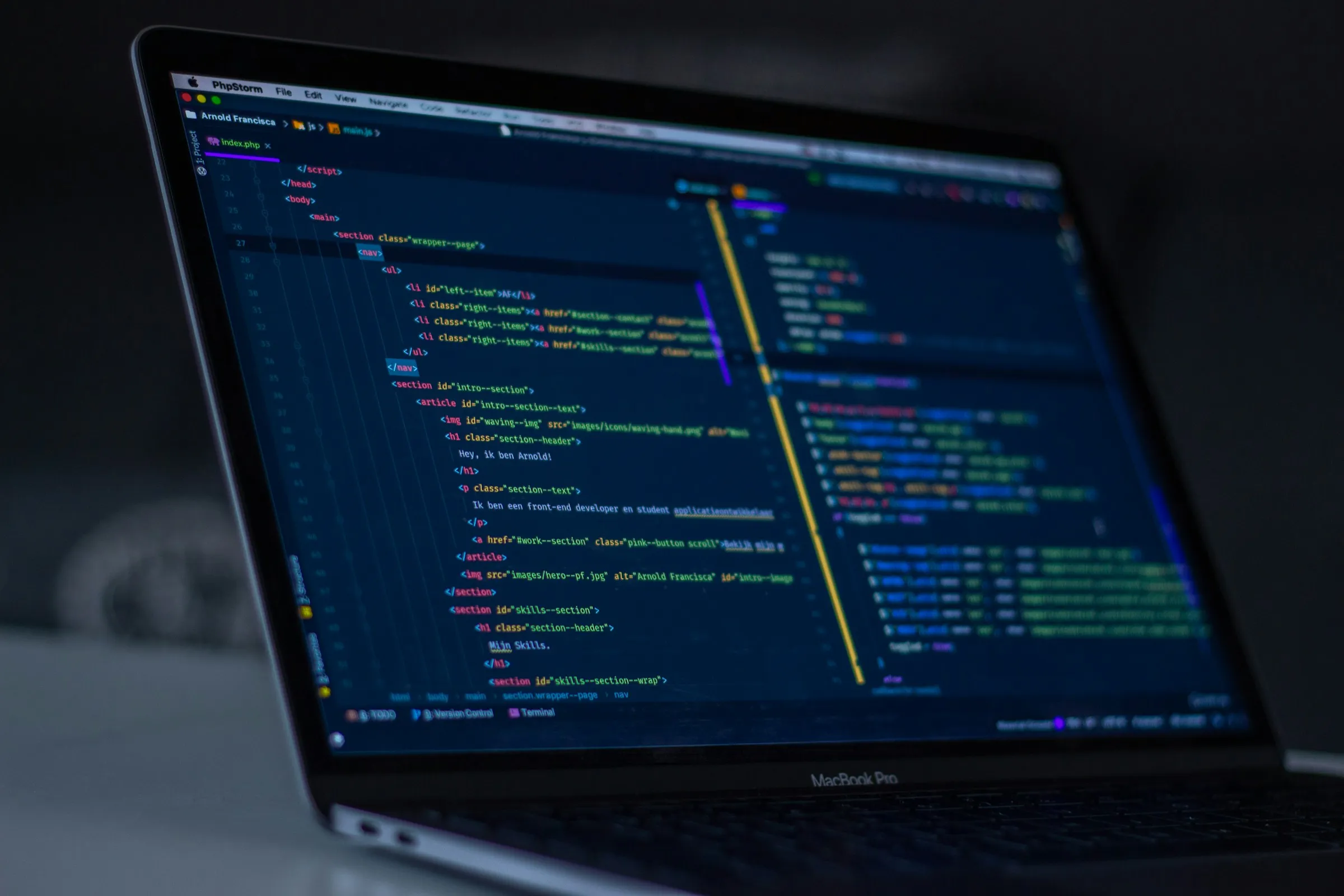 Code op het scherm van een laptop