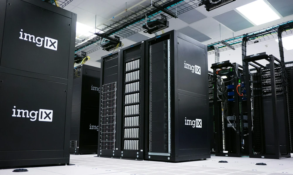 Serverracks in een datacenter met externe rekeninfrastructuur.
