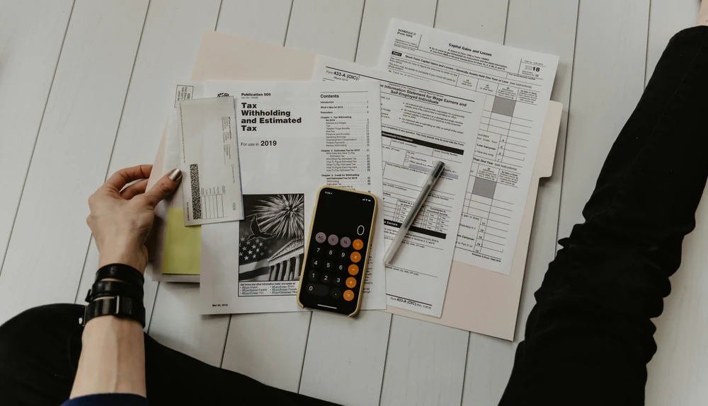 Administratie en cijfers voor een kostenberekening.