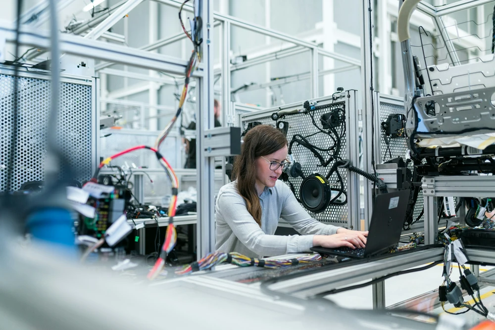 Technisch werk met een laptop in een werkruimte.