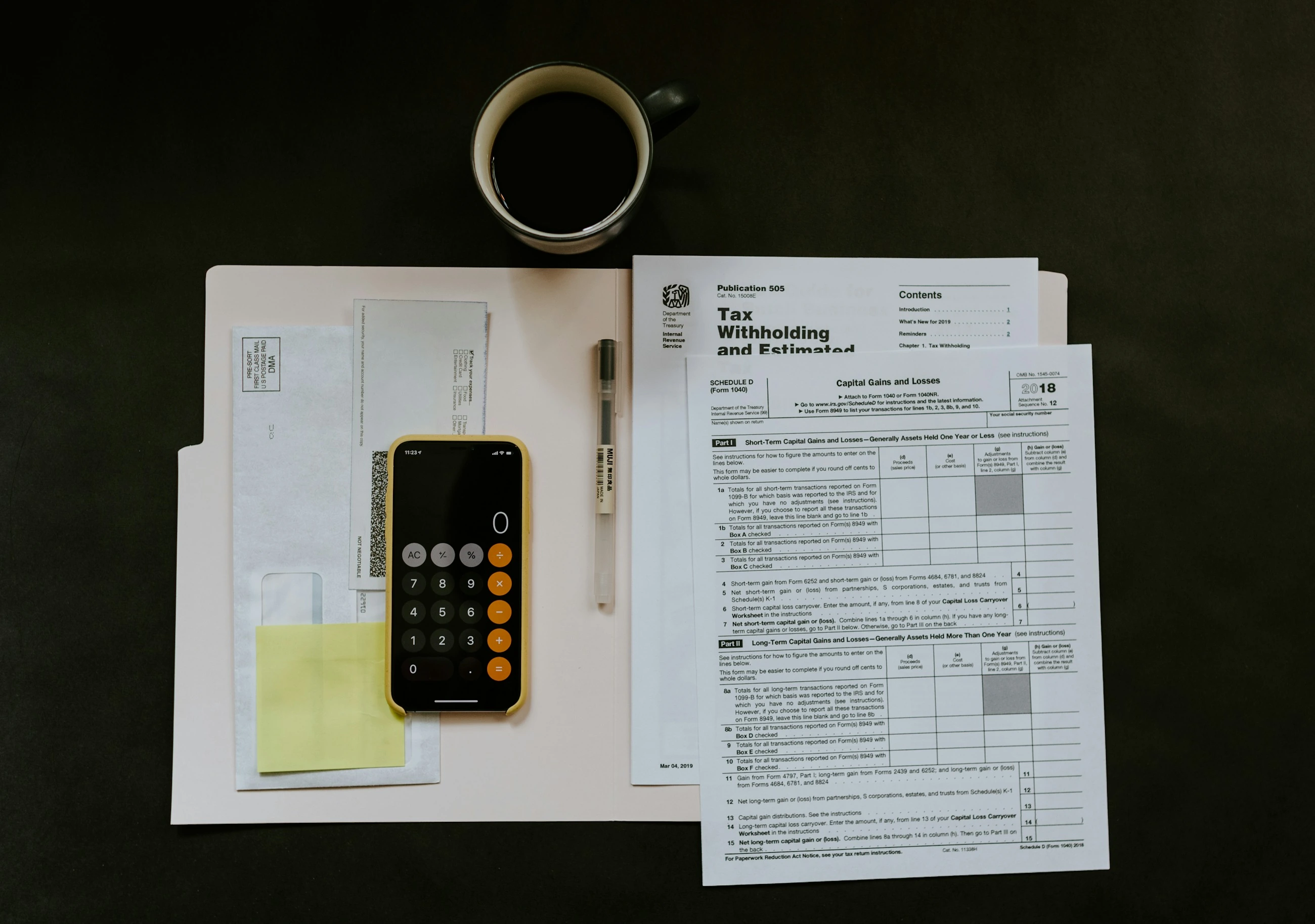 Financiële gegevens en administratie op een werktafel.