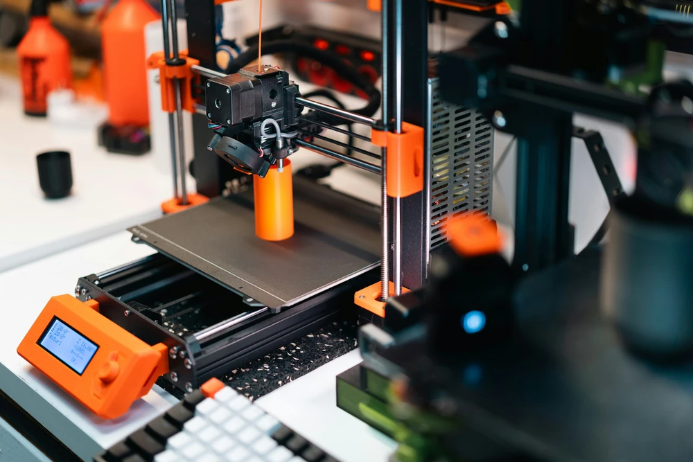 Een 3D-printer maakt een fysiek prototype.