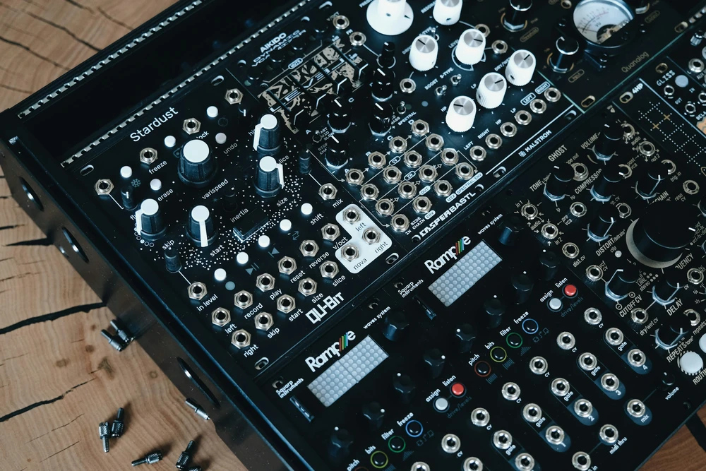 Een synthesizer met knoppen en kabels in een muziekstudio.