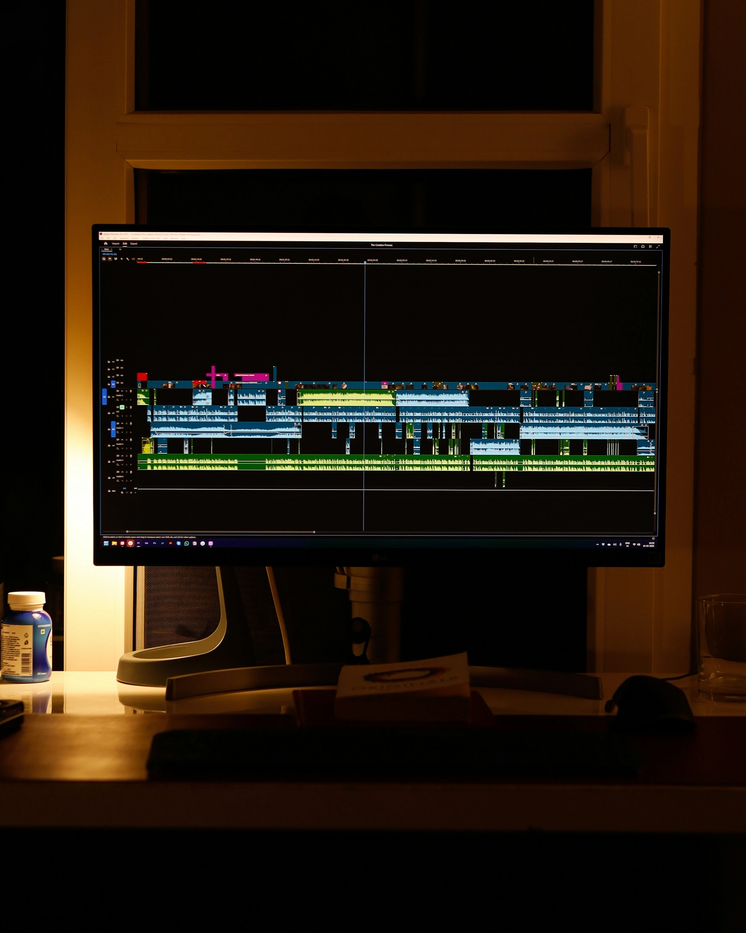 Een computerscherm met een tijdlijn voor videomontage.