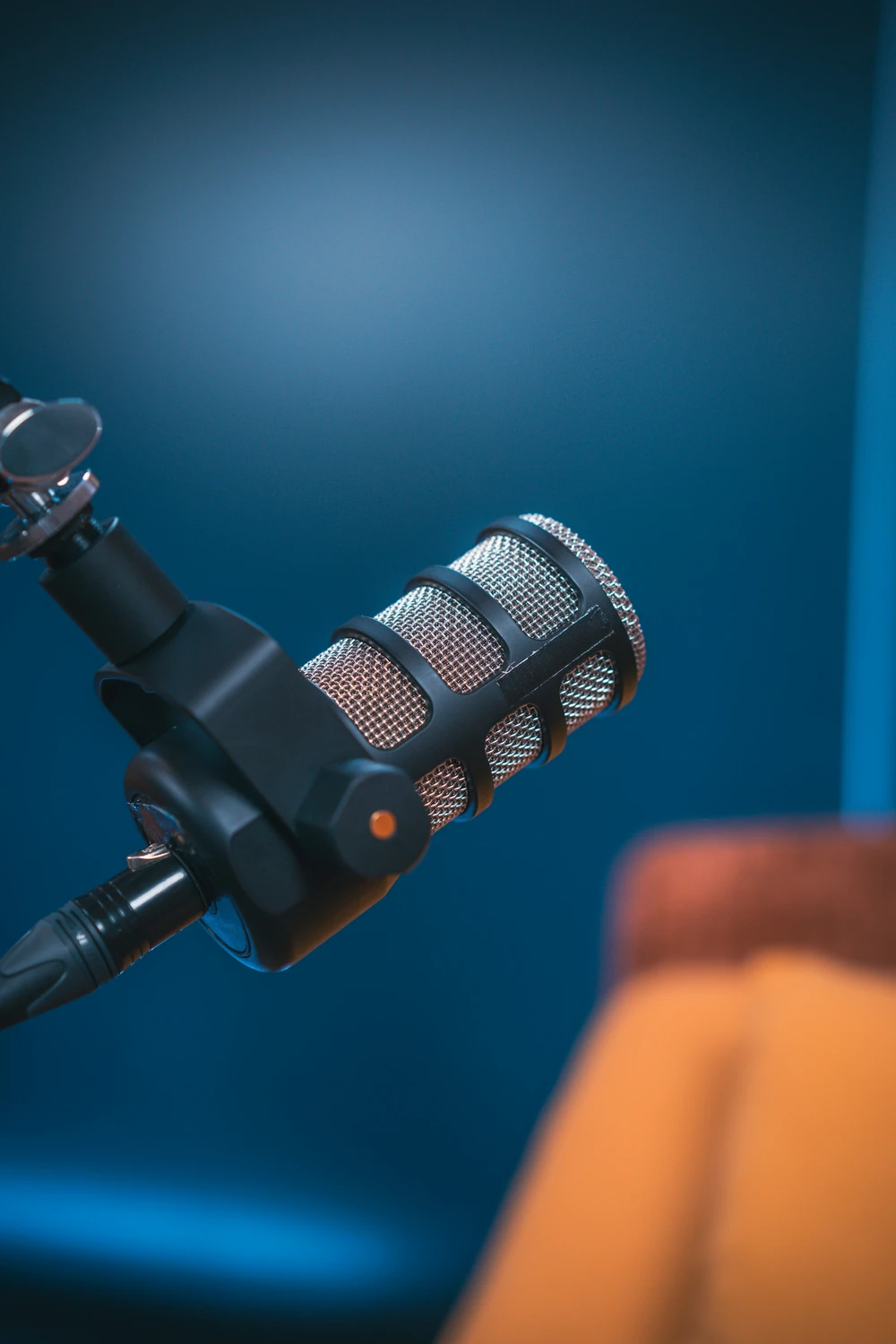 Een professionele microfoon in een opnamestudio.