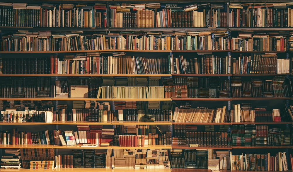 Boekenrekken in een bibliotheek.
