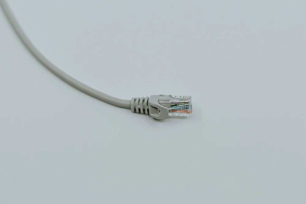 Een ethernetstekker als verbinding tussen verschillende systemen.