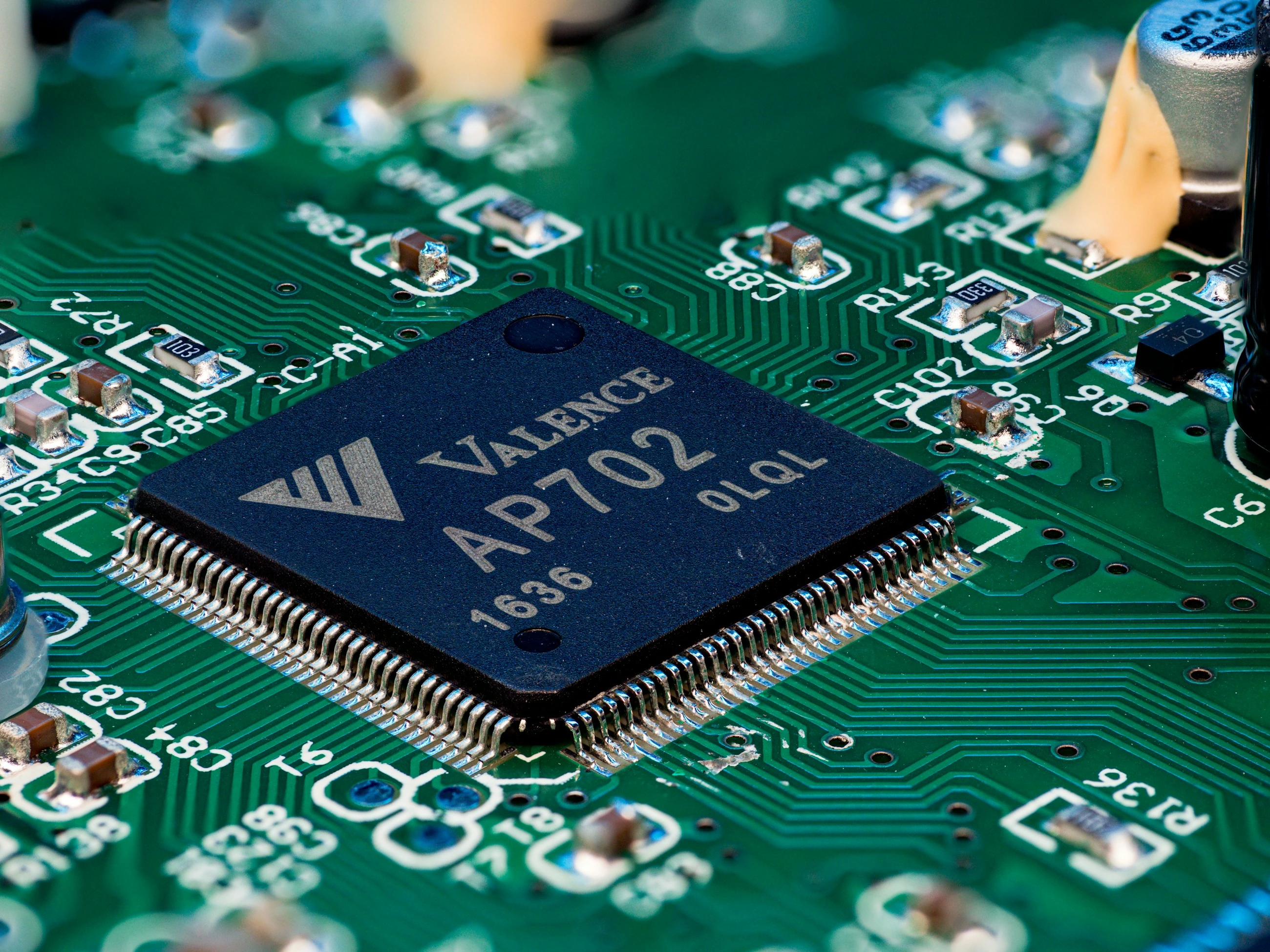 Een processor met elektronische verbindingen op een printplaat.