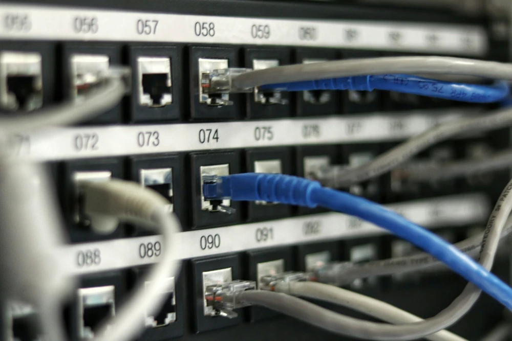 Netwerkkabels aangesloten op serverapparatuur.