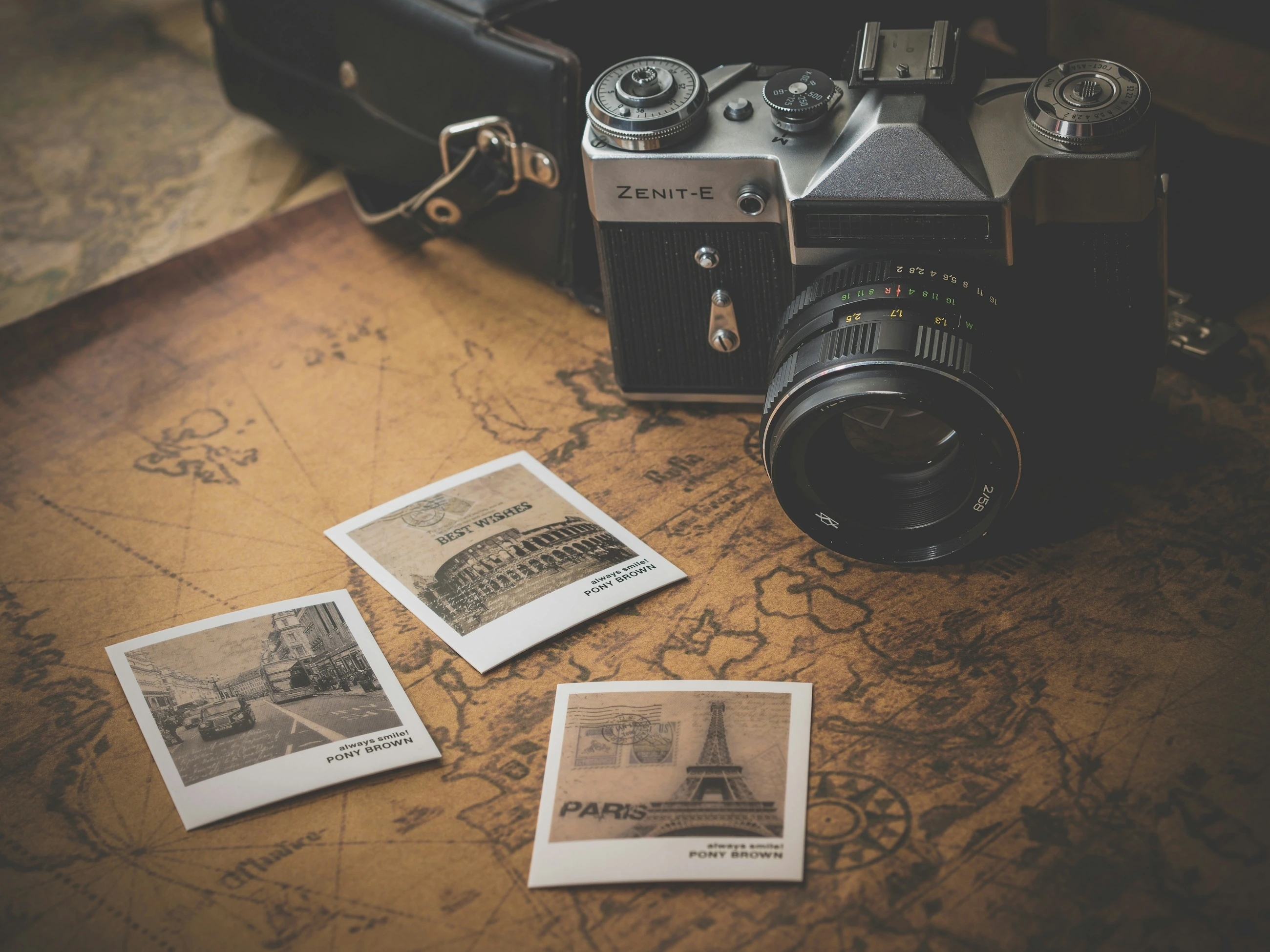 Een camera en fotografieapparatuur.