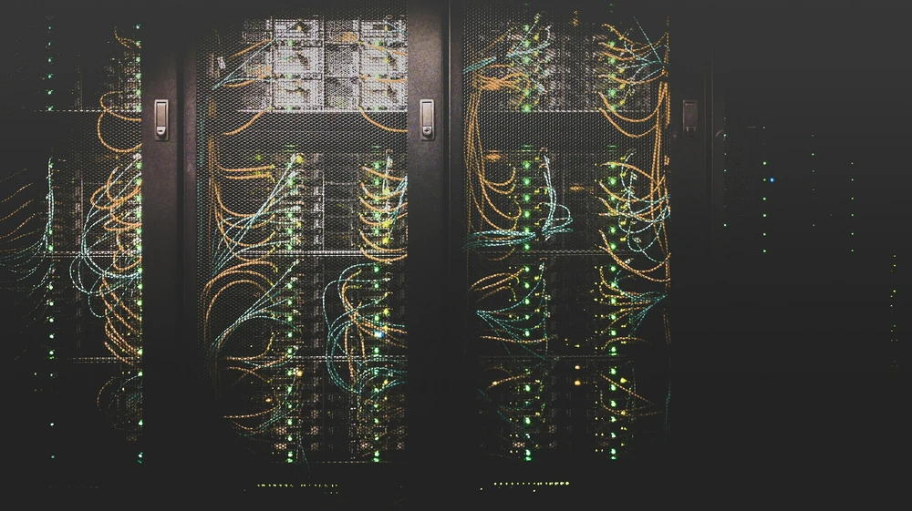 Serverracks met netwerkapparatuur in een datacenter.