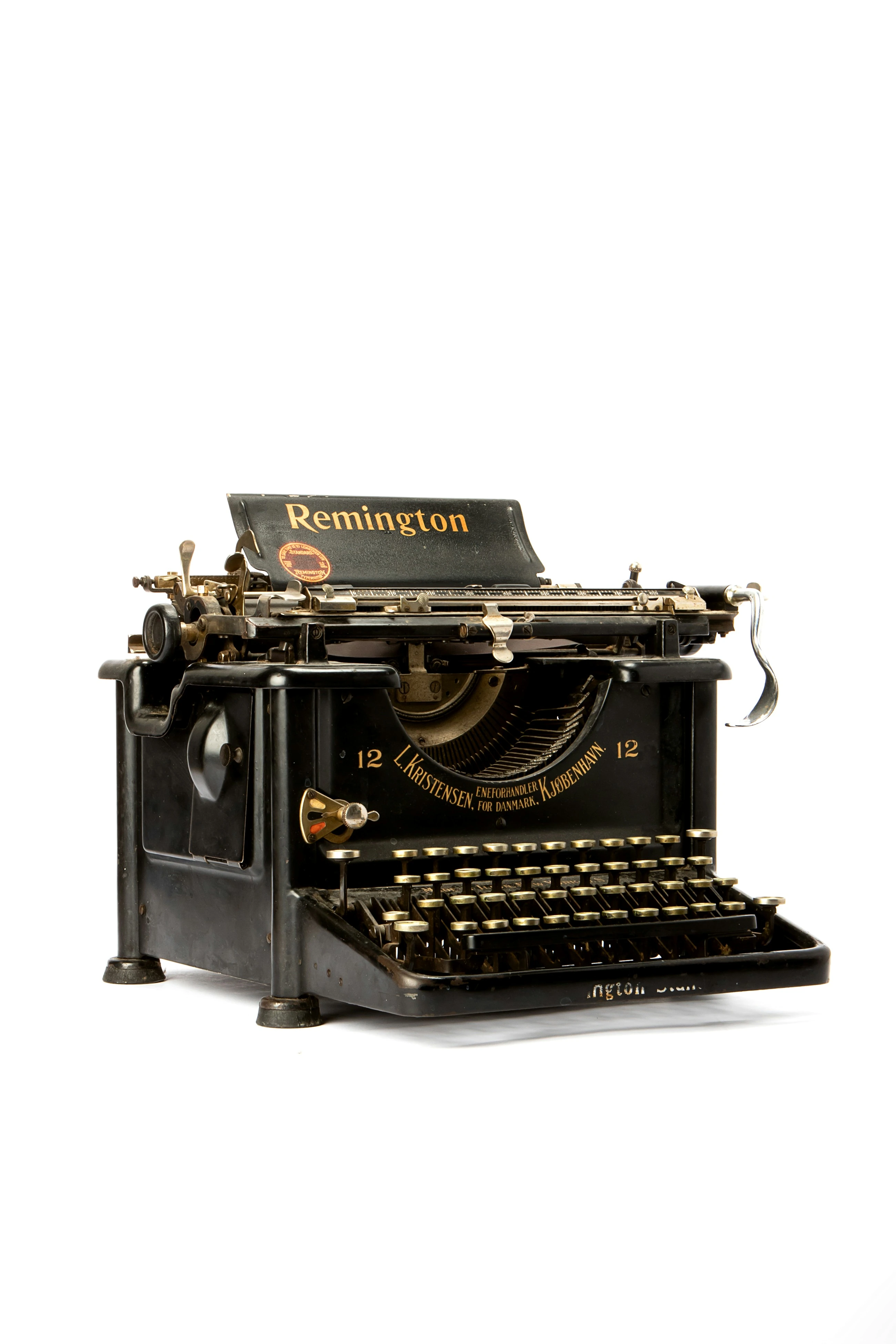 Een klassieke typemachine met afzonderlijke toetsen voor tekst.