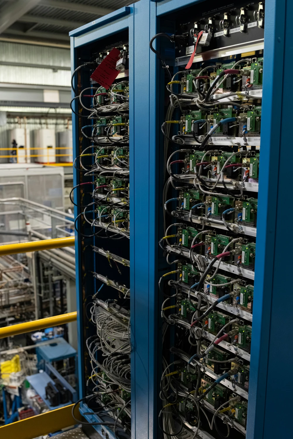 Rekenapparatuur en bekabeling in open serverracks.