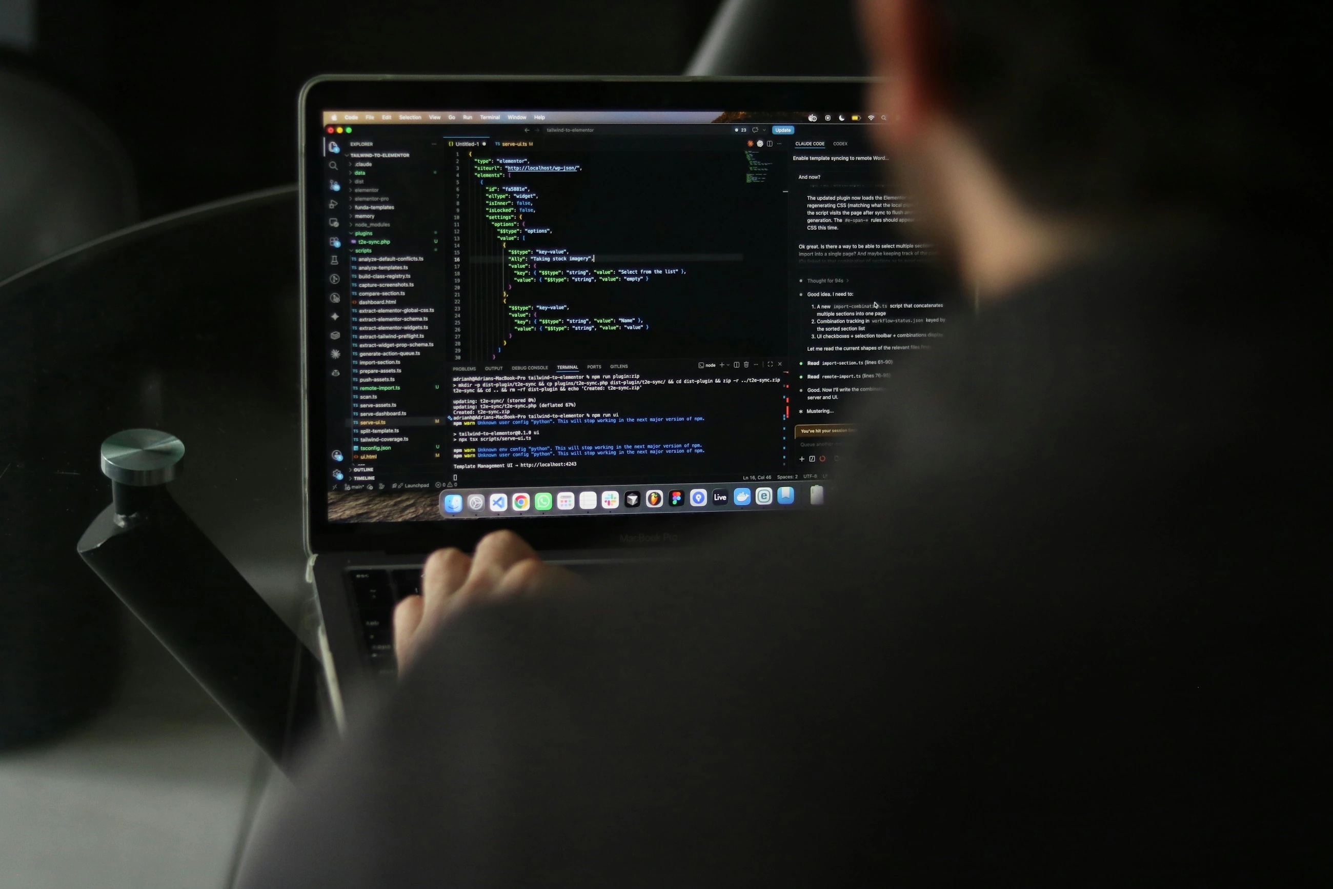 Een ontwikkelaar werkt met broncode en ontwikkeltools op een laptop.