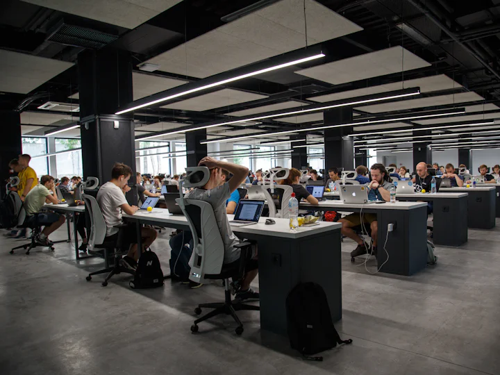 Overleg met documenten en schermen om context en afstemming te tonen.