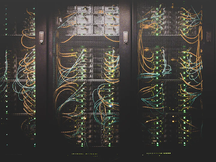 Serverhardware en verbindingen die systeemkoppelingen uitbeelden.
