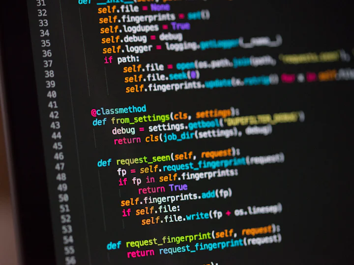 Code-editor en backend-logica op een donkere monitor.